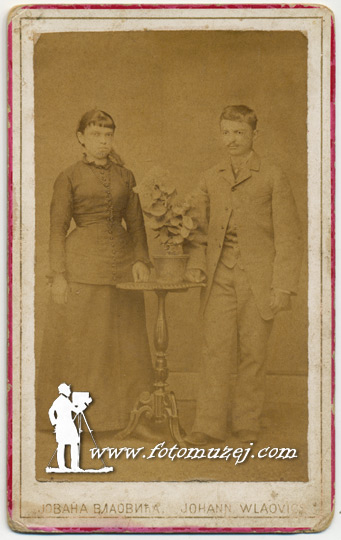 Muškarac i žena stoje pored stola (autor Jovan Vlahović)