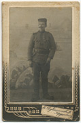 Muškarac u vojnoj uniformi