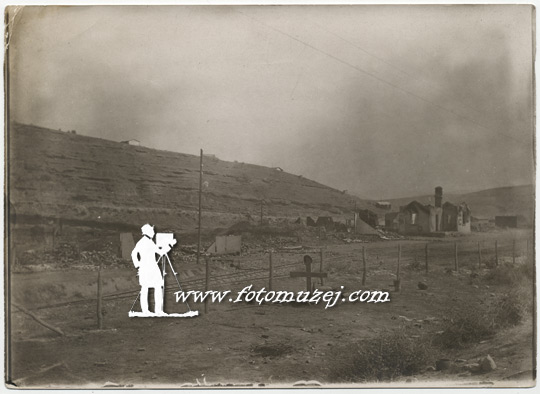 Ruševine stanice Drenovo i grob konjičkog narednika Tufegdžića, 1918. godine (autor Milan Vukašinović)