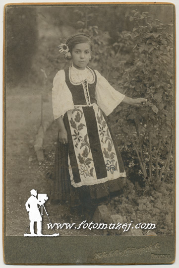 Devojčica u narodnoj nošnji (autor Ivan Živković)