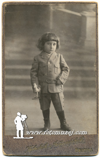 Dečak sa drvenim konjićem (autor Ivan Živković)